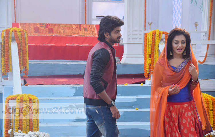 মডেল-অভিনেত্রী নুসরাত ফারিয়া শুটিং স্পটেও সব সময় উচ্ছ&iexcl;সিত থাকেন। সম্প্রতি এফডিসিতে &lsquo;হিরো ৪২০&rsquo; ছবির শুটিং চলাকালে ক্যামেরাবন্দী হয়েছেন। এতে তর বিপরীতে অভিনয় করেছেন কলকাতার দর্শকপ্রিয় নায়ক ওম। ছবি : মাহবু আলম