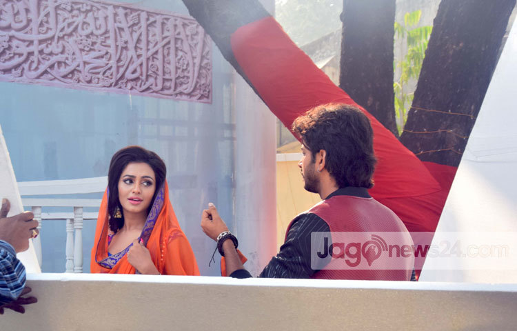 মডেল-অভিনেত্রী নুসরাত ফারিয়া শুটিং স্পটেও সব সময় উচ্ছ&iexcl;সিত থাকেন। সম্প্রতি এফডিসিতে &lsquo;হিরো ৪২০&rsquo; ছবির শুটিং চলাকালে ক্যামেরাবন্দী হয়েছেন। এতে তর বিপরীতে অভিনয় করেছেন কলকাতার দর্শকপ্রিয় নায়ক ওম। ছবি : মাহবু আলম