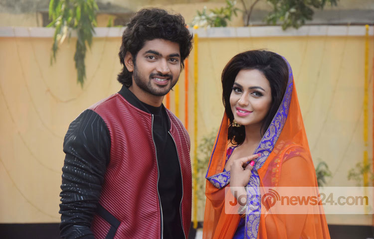 &nbsp;হাস্যোজ্জ্বল ভঙ্গিতে নুসরাত ফারিয়া ওম। ছবি : মাহবু আলম