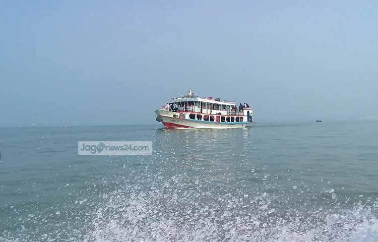 মনে হচ্ছে পদ্মার বিস্তীর্ণ জলরাশি হাতছানি দিয়ে ডাকছে। ছবি : রবিউল ইসলাম পলাশ