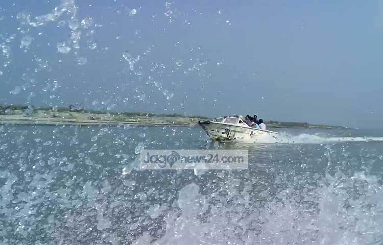 মাওয়া ঘাটে গিয়ে ট্রলারে কিংবা স্পীড বোডে করে পদ্মার বুকে ভ্রমণ করা যায়। ছবি : রবিউল ইসলাম পলাশ