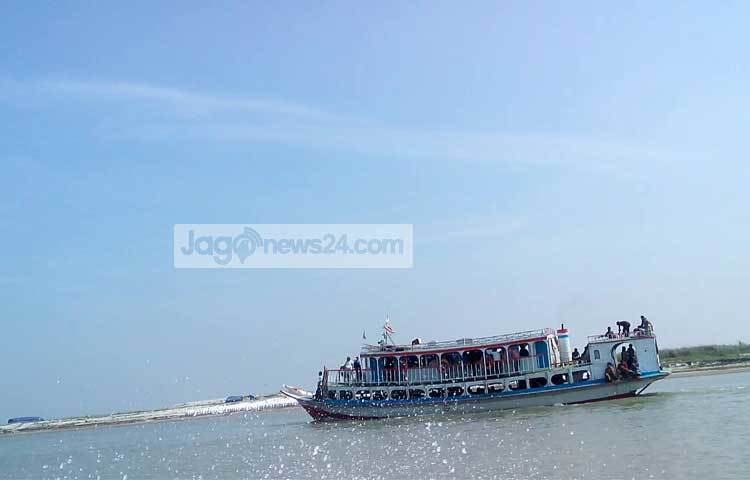 পদ্মার বুকে ভ্রমণে গেলে যে কারো কন্ঠে আনমনে বেজে উঠবে, &lsquo;ও পদ্মার ঢেউরে, মোর শূণ্য হৃদয়...&rsquo;। ছবি : রবিউল ইসলাম পলাশ