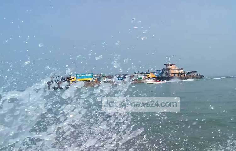 মনে হচ্ছে পদ্মার বিস্তীর্ণ জলরাশি হাতছানি দিয়ে ডাকছে। ছবি : রবিউল ইসলাম পলাশ