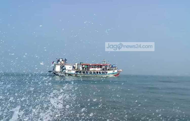 মনে হচ্ছে পদ্মার বিস্তীর্ণ জলরাশি হাতছানি দিয়ে ডাকছে। ছবি : রবিউল ইসলাম পলাশ