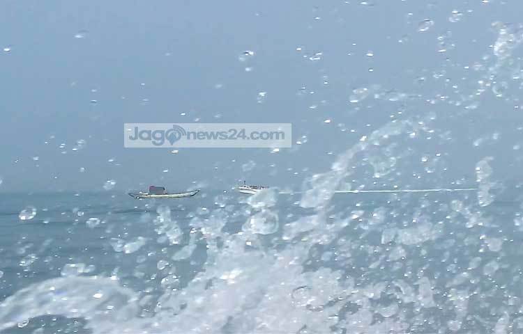 মনে হচ্ছে পদ্মার বিস্তীর্ণ জলরাশি হাতছানি দিয়ে ডাকছে। ছবি : রবিউল ইসলাম পলাশ