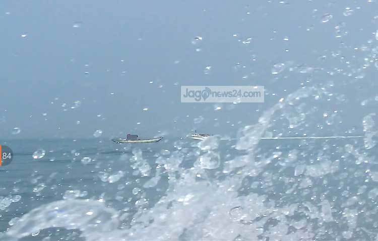 মনে হচ্ছে পদ্মার বিস্তীর্ণ জলরাশি হাতছানি দিয়ে ডাকছে। ছবি : রবিউল ইসলাম পলাশ