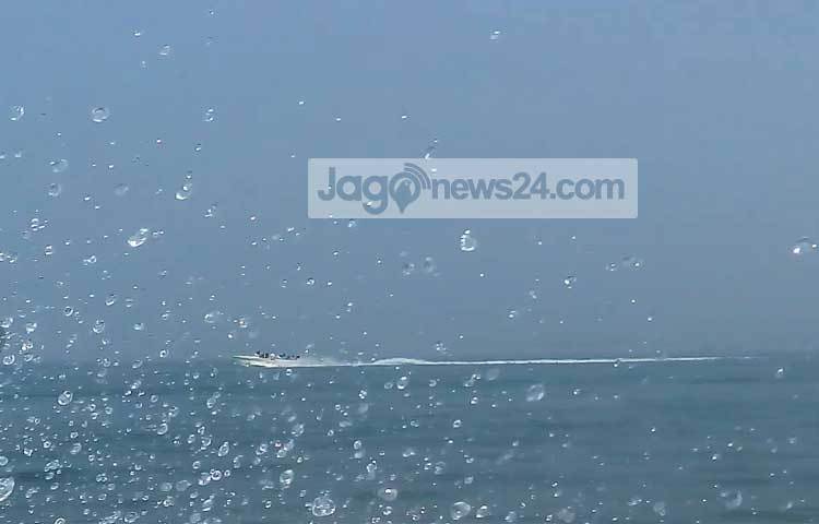 মনে হচ্ছে পদ্মার বিস্তীর্ণ জলরাশি হাতছানি দিয়ে ডাকছে। ছবি : রবিউল ইসলাম পলাশ