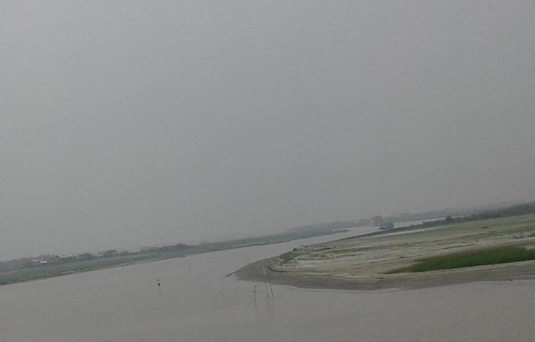 সম্প্রতি মাওয়া থেকে শিবচর মাদারিপুর সবচেয়ে ছোট ফেরি ডিএফ লেংটিং ডি ৮০৬১ যোগে পদ্মা নদী পাড়ি দেয়ার সময় একদল সাংবাদিকের চোখে পদ্মার স্বাকীয়তা হারানোর বিষয়টি নজরে পড়ে।