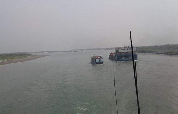 পদ্মার বুক চিরে জেগে উঠেছে বিশাল বিশাল চর। সেখানে চকচকে নতুন টিন দিয়ে নির্মিত হয়েছে ঘরবাড়ি। ফসলাদির চাষ হচ্ছে। গরু, ছাগলসহ বিভিন্ন গবাদি পশুও চরে ঘুরে বেড়াচ্ছে।