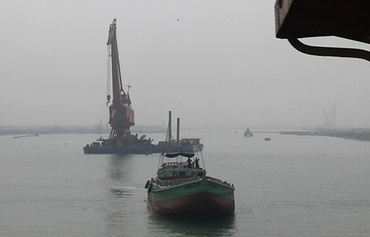 নদী পারাপারে চলছে দ্রুতগামী স্পিডবোট, লঞ্চ ও ফেরি চলাচল করছে। তবে যখনই তিনটি জলযান পাশাপাশি কিংবা আগে পিছে চলাচল করছে তখন পদ্মাকে খালের মতো সরু দেখাচ্ছে। নদীতে গভীরতাও অনেক কম তাই কোথাও কোথাও ড্রেজিংয়ের মাধ্যমে বালু উত্তোলন করে গভীরতা বৃদ্ধির কাজ চলছে।