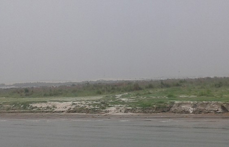 পদ্মার বুক চিরে জেগে উঠেছে বিশাল বিশাল চর। সেখানে চকচকে নতুন টিন দিয়ে নির্মিত হয়েছে ঘরবাড়ি। ফসলাদির চাষ হচ্ছে। গরু, ছাগলসহ বিভিন্ন গবাদি পশুও চরে ঘুরে বেড়াচ্ছে।