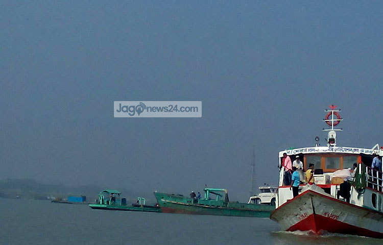 পদ্মা ভ্রমণ করতে গিয়ে পদ্মা সেতুর নির্মাণ কাজের ছবি ক্যামেরাবন্দী করেছেন রবিউল ইসলাম পলাশ।