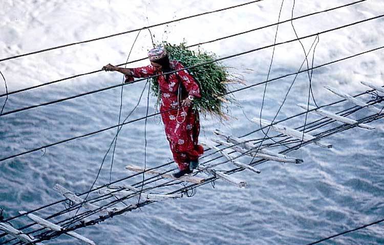 হুসাইনি হ্যাঙ্গিং ব্রিজ : মনের ভেতর আতঙ্ক নিয়ে পাকিস্তানে এই বিপজ্জনক ব্রিজটি পার হতে হয়।