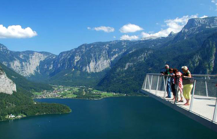 প্যানোরামা : অস্ট্রিয়ার সালৎসকামারগুট এলাকায় দেখতে হালস্টাট-ডাখস্টাইন অঞ্চলের এই প্যানোরামা পাওয়া যাবে। &lsquo;হালস্টেটার জে&rsquo; বা হালস্টাট হ্রদের ৩৬০ মিটার ওপরে যেন বাতাসে ভেসে রয়েছে এই প্লাাটফর্মটি। এটি দেখলে যে কারো জাহাজের সামনের বাঁকানো অংশে কথা মনে পড়ে৷