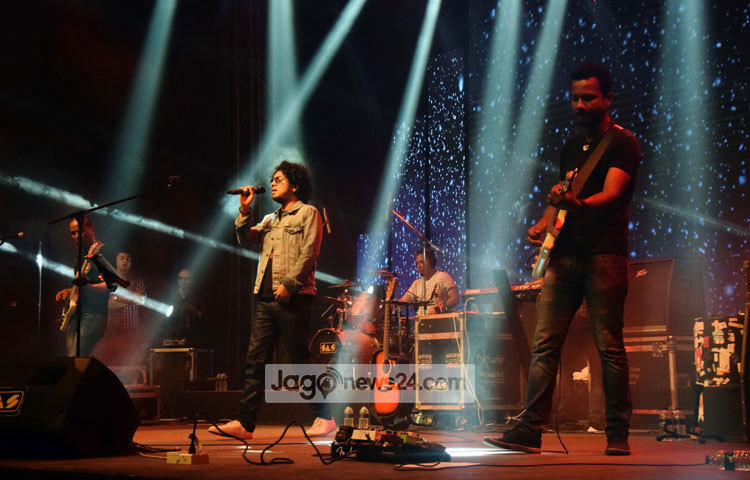 পাপনের গাওয়া বিপুল জনপ্রিয় আসাম অঞ্চলের গান &lsquo;দিনে দিনে&rsquo; দিয়েই কসার্টের সঙ্গীত পরিবেশন শুরু করেন। ছবি : মাহবুব আলম