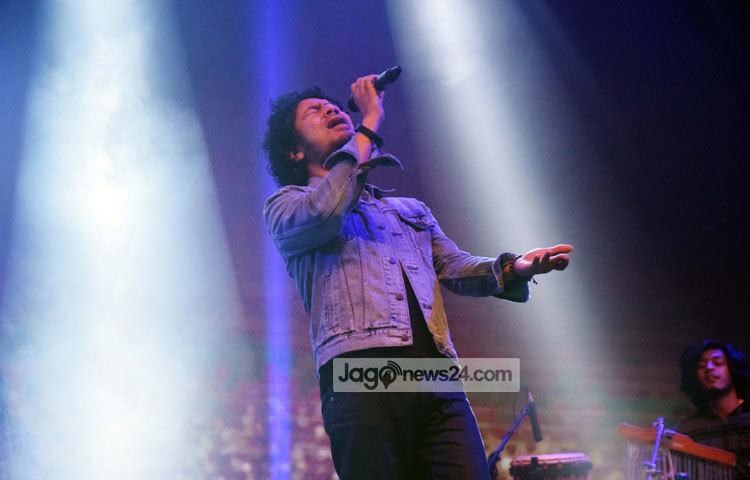 পাপনের গাওয়া বিপুল জনপ্রিয় আসাম অঞ্চলের গান &lsquo;দিনে দিনে&rsquo; দিয়েই কসার্টের সঙ্গীত পরিবেশন শুরু করেন। ছবি : মাহবুব আলম