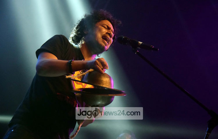 বৃহস্পতিবার (২৫ ফেব্রুয়ারি) রাতে ভারতীয় জনপ্রিয় সঙ্গীতশিল্পী পাপন &lsquo;এথনিসিটি পাপন লাইভ ইন ঢাকা&rsquo; শীর্ষক কনসার্টে গান শুনিয়ে ঢাকার শ্রোতাদের মাতোয়ারা করেছেন। বসুন্ধরা কনভেনশন সিটির নবরাত্রি হলে এ কনসার্ট অনুষ্ঠিত হয়। ছবি : মাহবুব আলম