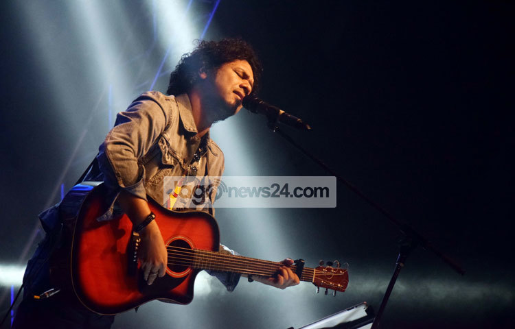 বৃহস্পতিবার (২৫ ফেব্রুয়ারি) রাতে ভারতীয় জনপ্রিয় সঙ্গীতশিল্পী পাপন &lsquo;এথনিসিটি পাপন লাইভ ইন ঢাকা&rsquo; শীর্ষক কনসার্টে গান শুনিয়ে ঢাকার শ্রোতাদের মাতোয়ারা করেছেন। বসুন্ধরা কনভেনশন সিটির নবরাত্রি হলে এ কনসার্ট অনুষ্ঠিত হয়। ছবি : মাহবুব আলম
