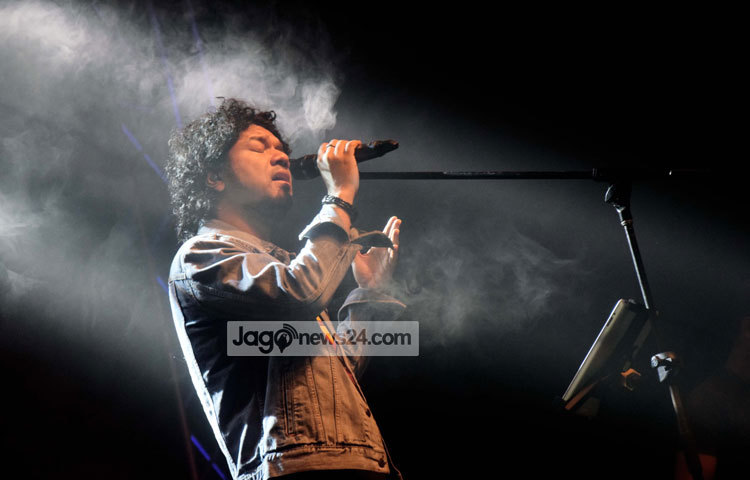 বৃহস্পতিবার (২৫ ফেব্রুয়ারি) রাতে ভারতীয় জনপ্রিয় সঙ্গীতশিল্পী পাপন &lsquo;এথনিসিটি পাপন লাইভ ইন ঢাকা&rsquo; শীর্ষক কনসার্টে গান শুনিয়ে ঢাকার শ্রোতাদের মাতোয়ারা করেছেন। বসুন্ধরা কনভেনশন সিটির নবরাত্রি হলে এ কনসার্ট অনুষ্ঠিত হয়। ছবি : মাহবুব আলম