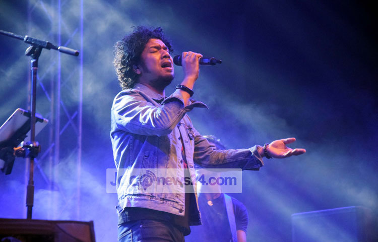 বৃহস্পতিবার (২৫ ফেব্রুয়ারি) রাতে ভারতীয় জনপ্রিয় সঙ্গীতশিল্পী পাপন &lsquo;এথনিসিটি পাপন লাইভ ইন ঢাকা&rsquo; শীর্ষক কনসার্টে গান শুনিয়ে ঢাকার শ্রোতাদের মাতোয়ারা করেছেন। বসুন্ধরা কনভেনশন সিটির নবরাত্রি হলে এ কনসার্ট অনুষ্ঠিত হয়। ছবি : মাহবুব আলম