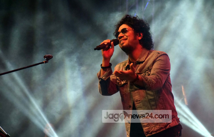 পাপনের গাওয়া বিপুল জনপ্রিয় আসাম অঞ্চলের গান &lsquo;দিনে দিনে&rsquo; দিয়েই কসার্টের সঙ্গীত পরিবেশন শুরু করেন। ছবি : মাহবুব আলম