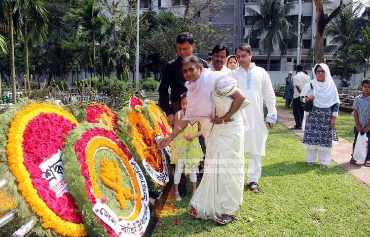 পিলখানা ট্রাজেডি দিবসে শ্রদ্ধা জানাতে এসে নিহতদের পরিবারের সদস্যরা শোকাতুর হয়ে যান। ছবি : বিপ্লব দিক্ষিৎ
