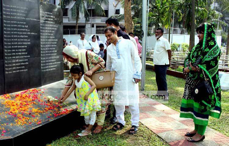 পিলখানা ট্রাজেডি দিবসে শ্রদ্ধা জানাতে এসে নিহতদের পরিবারের সদস্যরা শোকাতুর হয়ে যান। ছবি : বিপ্লব দিক্ষিৎ