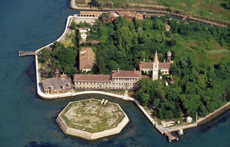 পভেগ্লিয়া আইল্যান্ড : ১৬২৯ থেকে ১৬৩১ সাল পর্যন্ত প্লেগের কারণে মহামারিতে ভেনিসে প্রায় ৮০ হাজার মানুষের মৃত্যু হয়। এই দ্বীপে মৃত এবং আক্রান্তদের এনে ফেলে রাখা হয়। তাই এ দ্বীপটি বিশ্বের সবচেয়ে ভুতুড়ে জায়গা বলে পরিচিত।