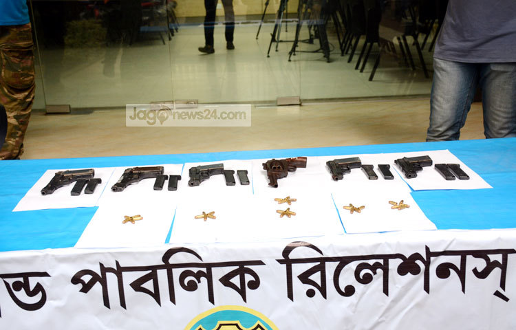 &nbsp;ডিবির মিডিয়া সেন্টারে উদ্ধারকৃত অস্ত্র। ছবি : বিপ্লব দিক্ষিৎ।