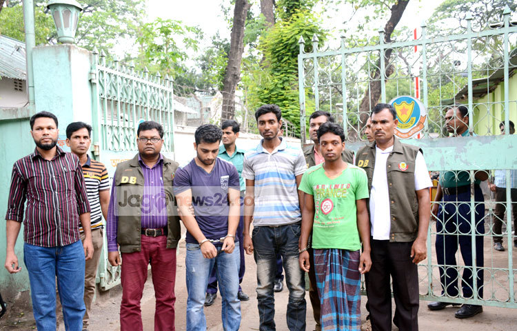 অস্ত্রসহ সন্ত্রাসী আটক করেছে ডিবি। ছবি : বিপ্লব দিক্ষিৎ।