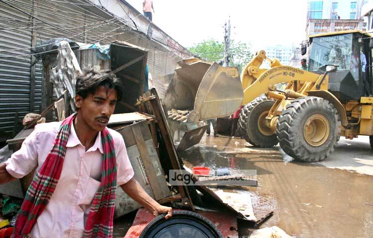 আজ রাজধানীর পল্টন এলাকায় ঢাকা দক্ষিণ সিটি কর্পোরেশনের উদ্যোগে অবৈধ উচ্ছেদ অভিযান পরিচালনা করা হয়। ছবি : বিপ্লব দিক্ষিৎ।