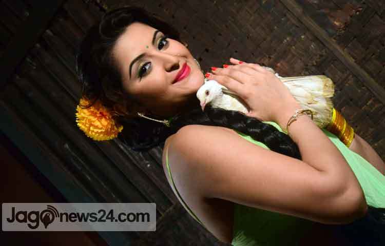 পরীমনি মডেলিং থেকে ছোটপর্দায় এরপর রূপালী পর্দায় যাত্রা শুরু করেন। &lsquo;ভালোবাসা সীমাহীন&rsquo; তার অভিনীত প্রথম চলচ্চিত্র। চলচ্চিত্রে অভিনয়েয় পূর্বে পরী মনি &lsquo;সেকেন্ড ইনিংস&rsquo;, &lsquo;এক্সক্লুসিভ&rsquo;, &lsquo;এক্সট্রা ব্যাচেলর&rsquo;, &lsquo;নারী ও নবনীতা তোমার জন্য&rsquo; প্রভৃতি ধারাবাহিক নাটকে অভিনয় করে তুমুল দর্শকপ্রিয়তা লাভ করেন। ছবি : মাহবুব আলম