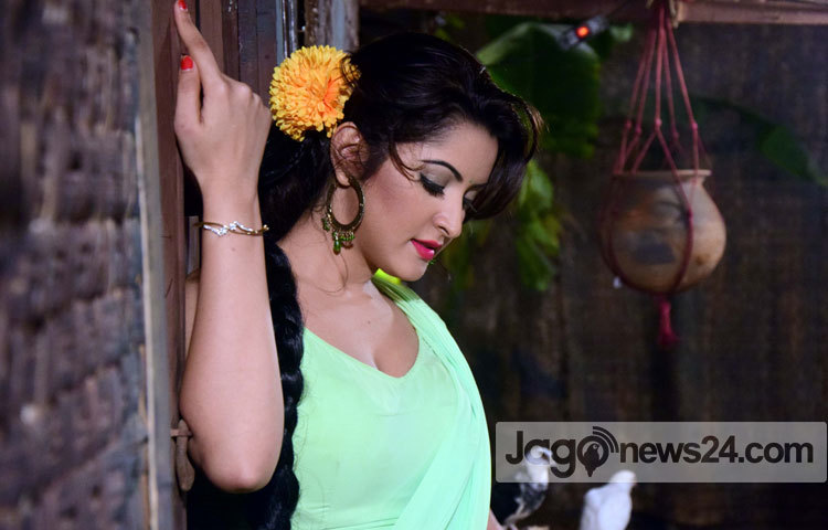 বর্তমানে ঢাকাই চলচ্চিত্রের জনপ্রিয় নায়িকা পরীমনি মুক্তির আগেই ২৩টি চলচ্চিত্রে অভিনয়ে জন্য চুক্তিবদ্ধ হয়ে রীতিমত হৈ চৈ ফেলে দিয়েছিলেন। এরই মধ্যে মিডিয়ায় নানা ধরনের খবরের জন্ম দিয়ে আলোচিত-সমালোচিত হয়েছেন তিনি। ছবি : মাহবুব আলম
