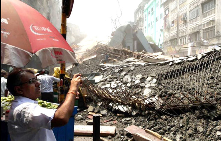 &nbsp;বৃহস্পতিবার (৩১ মার্চ) ভারতীয় সময় দুপুর সাড়ে বারোটায় কলকাতায় হঠাৎ করে নির্মীয়মাণ &lsquo;বিবেকানন্দ উড়াল সেতু&rsquo; ভেঙে পড়ে। কতক্ষণে পরিস্থিতি নিয়ন্ত্রণে আসবে তা বোঝা যাচ্ছে না।
