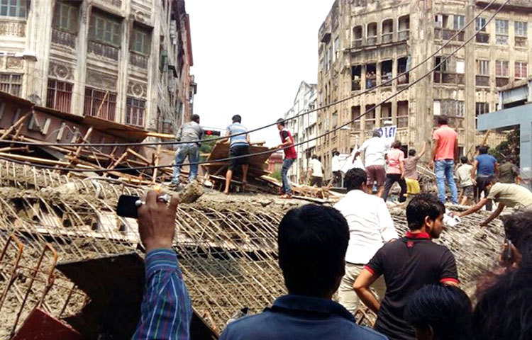 ভেঙে পড়া সেতু এলাকা ধোঁয়ায় ঢেকে আছে।