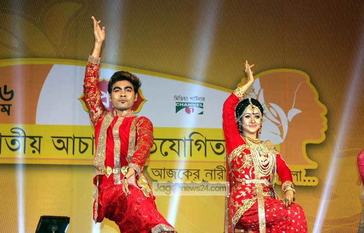 সাংস্কৃতিক অনুষ্ঠানে শিল্পীদের নৃত্য পরিবেশনা। ছবি : বিপ্লব দিক্ষিৎ।