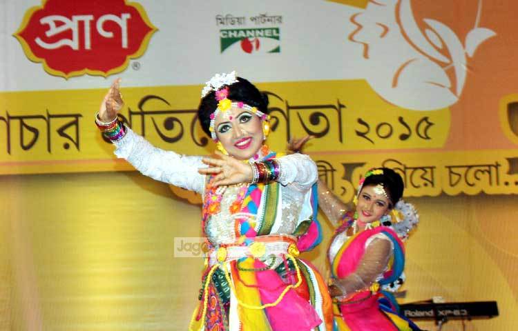 শুক্রবার (২২ এপ্রিল) প্রাণ জাতীয় আচার প্রতিযোগিতার পুরস্কার বিতরণের পর সাংস্কৃতিক অনুষ্ঠানের আয়োজন করা হয়। ছবি : বিপ্লব দিক্ষিৎ।