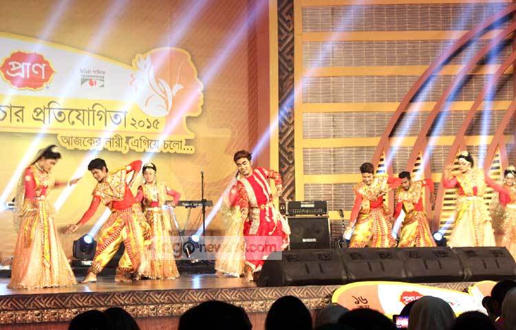 নৃত্যের তালে মুগ্ধ দর্শক। ছবি : বিপ্লব দিক্ষিৎ।