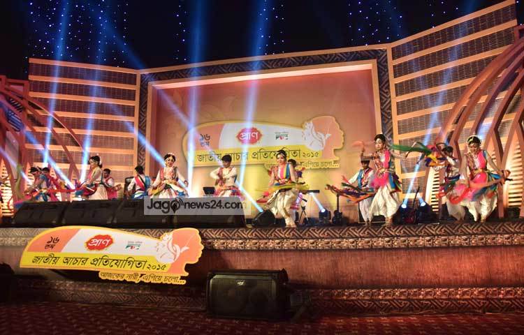 পুরস্কার বিতরণী অনুষ্ঠানের সাংস্কৃতিক আয়োজনে নৃত্য পরিবেশন করছেন শিল্পীরা। ছবি : মাহবুব আলম।