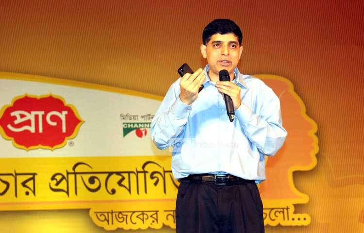 পুরস্কার বিতরণী অনুষ্ঠানে বক্তব্য রাখছেন প্রাণ-আরএফএল গ্রুপের উপ-ব্যবস্থাপনা পরিচালক (ডিএমডি) আহসান খান চৌধুরী। ছবি : বিপ্লব দিক্ষিৎ।
