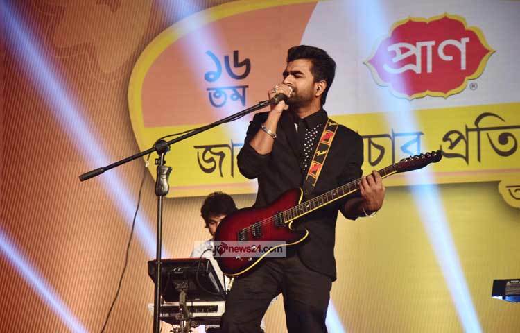 অনুষ্ঠানে আগত অতিথিদের গানে গানে মুগ্ধ করছেন সংগীতশিল্পী ইমরান। ছবি : মাহবুব আলম।