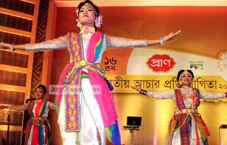 শিল্পীদের নৃত্য পরিবেশনা। ছবি : বিপ্লব দিক্ষিৎ।