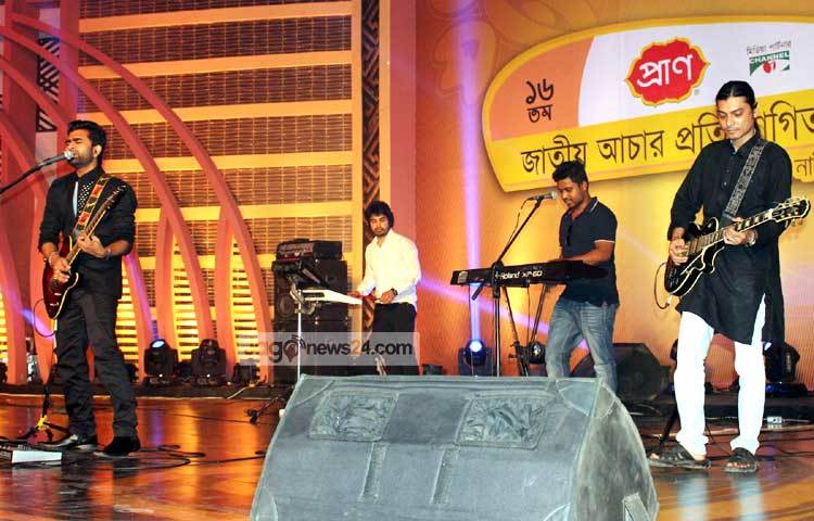 সংগীতশিল্পী ইমরান গানে গানে মুগ্ধ করছেন শ্রোতাদের। ছবি : বিপ্লব দিক্ষিৎ।