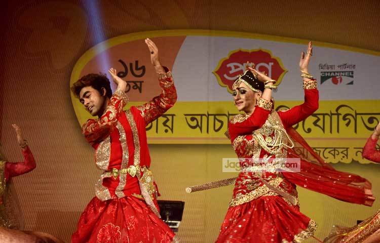 পুরস্কার বিতরণী অনুষ্ঠানে শিল্পীদের দলীয় নৃত্য পরিবেশনা। ছবি : মাহবুব আলম।