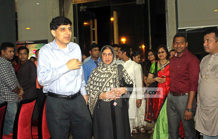 মাকে নিয়ে প্রাণ ফ্যামিলি ডে-তে হাস্যোজ্জ্বল প্রাণ-আরএফএল গ্রুপের উপ-ব্যবস্থাপনা পরিচালক (ডিএমডি) আহসান খান চৌধুরী। ছবি : বিপ্লব দিক্ষিৎ।