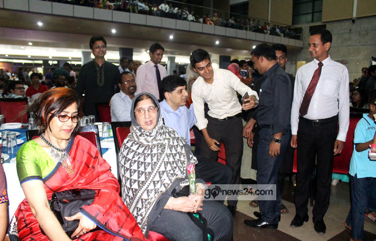 প্রাণ-আরএফএল গ্রুপের উপ-ব্যবস্থাপনা পরিচালক (ডিএমডি) আহসান খান চৌধুরীর সঙ্গে সেলফি তুলছেন প্রাণ পরিবারের এক সদস্য। ছবি : বিপ্লব দিক্ষিৎ।