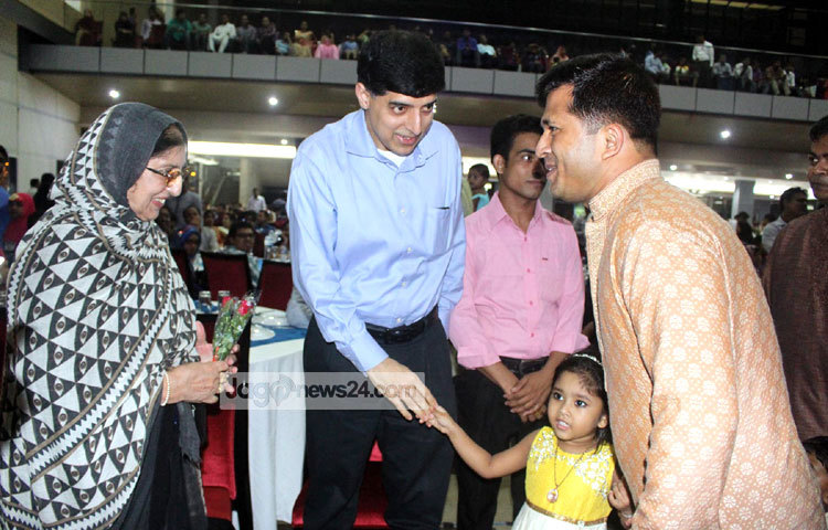 ফ্যামিলি ডে-তে প্রাণ পরিবারের সবার খোঁজ-খবর নিচ্ছেন প্রাণ-আরএফএল গ্রুপের উপ-ব্যবস্থাপনা পরিচালক (ডিএমডি) আহসান খান&nbsp; চৌধুরী। ছবি : বিপ্লব দিক্ষিৎ।