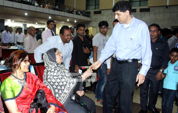 প্রাণ ফ্যামিলি ডে-তে মাকে ফুল দিচ্ছেন প্রাণ-আরএফএল গ্রুপের উপ-ব্যবস্থাপনা পরিচালক (ডিএমডি) আহসান খান চৌধুরী। ছবি : বিপ্লব দিক্ষিৎ।