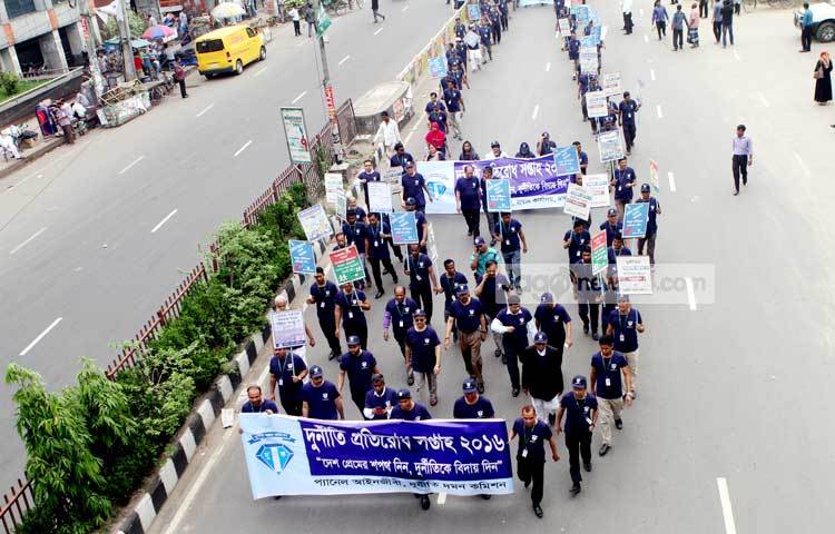 দুর্নীতি দমন কমিশন আজ &lsquo;দুর্নীতি প্রতিরোধ সপ্তাহ&rsquo; উপলক্ষে রাজধানীতে র&zwnj;্যালি বের করে। ছবি : বিপ্লব দিক্ষিৎ।