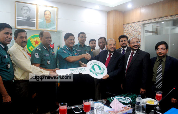 &nbsp;রাজধানীর মিন্টো রোডে ডিএমপি হেডকোয়ার্টার্সে ইসলামী ব্যাংকের পক্ষ থেকে ঢাকা মেট্রোপলিটন পুলিশকে ৩টি পিকআপ গাড়ি হস্তান্তর করা হয়। ছবি : বিপ্লব দিক্ষিৎ।